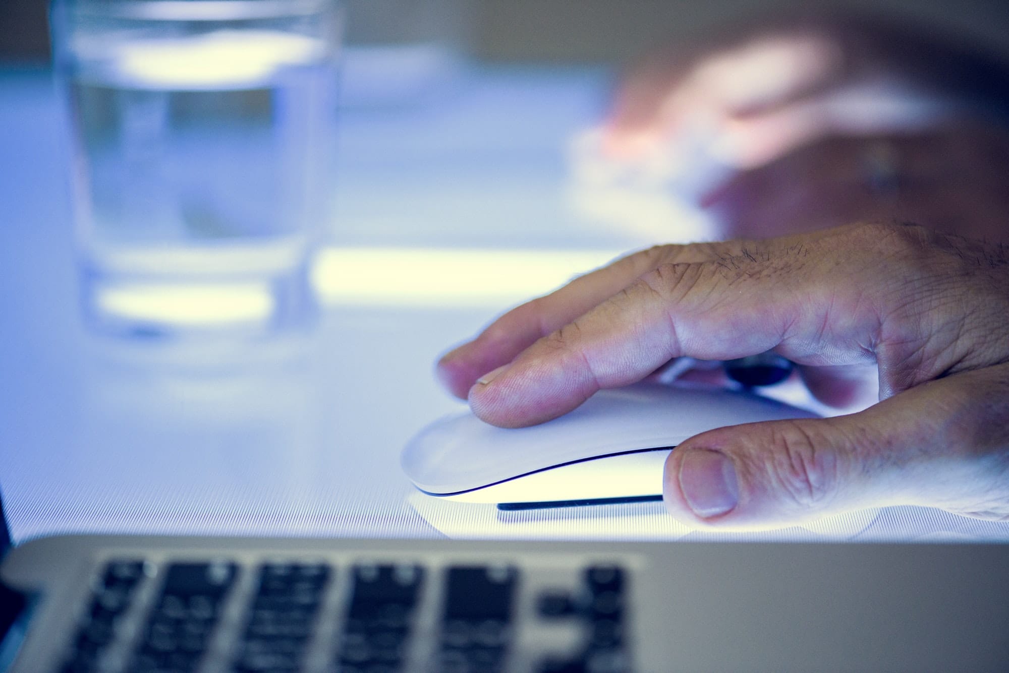 hand-holding-using-mouse-clicking.jpeg